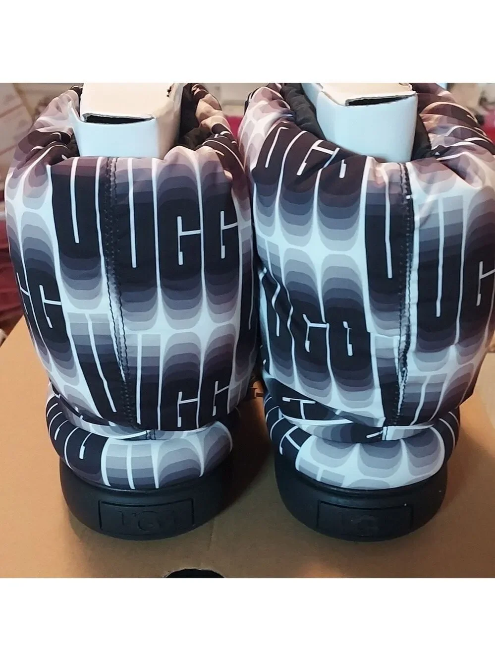Ugg Classic Maxi Wavelength Short Black White Logo